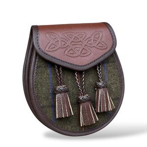 Sporran écossais pour homme en cuir marron avec double sac intérieur en tweed, sangle à chaîne et motif celtique gaufré - Product Image 4