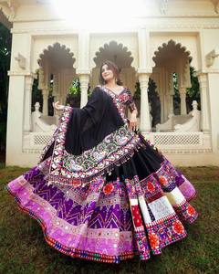 Ensemble Lehenga Choli en mousseline de coton pour femme, orné de broderies miroir, avec dupatta en dentelle, longueur ras du sol, tenue de soirée pour le festival Navratri - Product Image 1