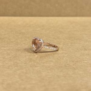 Anillo de Oro de 14K Premium con Morganita Natural en Corte Corazón Rosa, 3.63 CT en el Centro con Piedras Laterales de 0.52 CT, Diseño de Joyería para Novia - Product Image 4