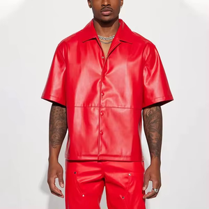 Conjunto de cuero sintético rojo para hombre, camisa de manga corta con botones y pantalones, conjunto de dos piezas de cuero PU para uso diario - Product Image 1