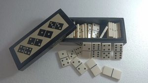 Jeu de dominos en bois et en os pour jeux de société classiques - Ensemble de jeu familial de haute qualité fait à la main avec plateau de forme personnalisée - Product Image 6