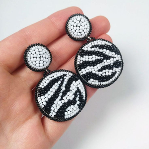 Boucles d'oreilles fantaisie sport baseball, broderie de perles fantaisie, bijoux de mode pour le jour du match, collection Drop Fashion par MD HANDICRAFTS - Product Image 1