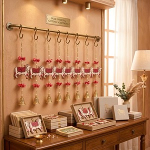 Decoración Festiva Tradicional India al por Mayor para Diwali y Ramadán, Adorno de Pared con Diseño de Vaca Pichwai, Lazos de Madera Hechos a Mano, Dorado Premium - Product Image 2