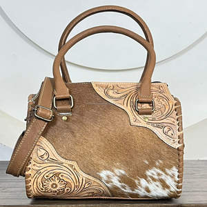 กระเป๋าหนังวัวแท้ลาย Hair On Cowhide รุ่น Medium Speedy  งานแฮนด์เมด ดีไซน์เก๋ ทันสมัย เหมาะสำหรับสาวคาวเกิร์ล ใช้ได้ทั้งเดินทาง ทำงาน หรือใช้ในชีวิตประจำวัน - Product Image 4