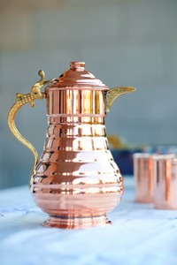 Carafe à eau en cuivre de style oriental avec poignée et bec verseur dorés, pichet en métal durable pour boissons et fêtes - Product Image 6