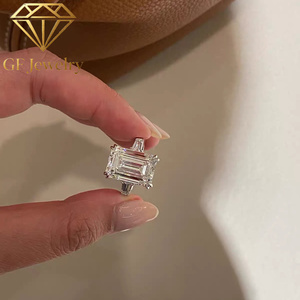 Bague de Mariage en Or Blanc 14K avec Diamant de Laboratoire Taille Émeraude et Trois Pierres, Côtés Baguette Affinés, Bijoux Fins IGI - Product Image 6