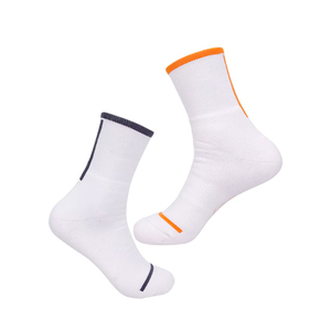 Chaussettes de sport blanches de qualité supérieure en coton tricoté antidérapantes pour adultes, avec logo uni sur le revers, idéales pour l'été - Product Image 1