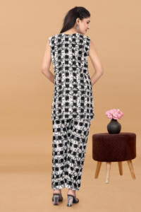 Ensemble coordonné pour femmes avec logo personnalisé imprimé en blanc et noir, vente en gros, ensemble deux pièces en microfibre, col rond, survêtement décontracté pour femmes - Product Image 4
