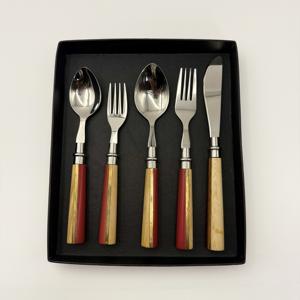 Ensemble de couverts réutilisables en acier inoxydable poli miroir avec manche en résine et bois pour mariages et banquets - Product Image 2