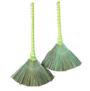 Escoba de hierba natural con mango de madera, ecológica, clásica, para uso en exteriores, con cerdas suaves y fáciles de limpiar - Product Image 1