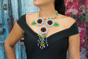 Collier triple tournesol pour anniversaire, Noël, mariage, anniversaire de mariage - Product Image 3