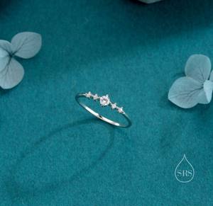 Anillo CZ en Plata de Ley, Anillo Delicado con Diamantes en Plata o Oro - Product Image 4