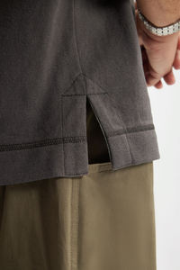 เสื้อยืดแขนสั้นผู้ชาย คอกลม ดีไซน์ผ่าข้าง สไตล์ลำลองสำหรับฤดูร้อน ทรงหลวม สีพื้น ผ้าคอตตอนผสม หลายสี - Product Image 3