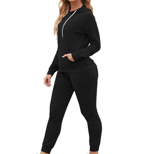 Conjunto Deportivo Negro con Capucha para Mujer, Sudadera y Pantalones de Diseño Sólido con Mangas Largas y Bolsillos Laterales - Product Image 1
