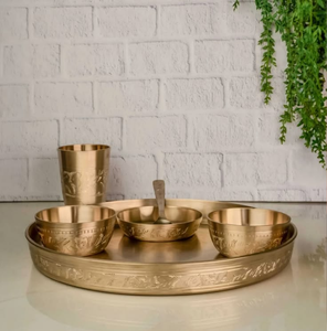 Ensemble de thali en bronze Kansa doré, richement sculpté, avec un bord décoratif en treillis, plusieurs katoris, verres et couverts. - Product Image 4