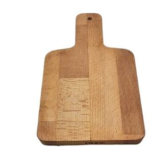 Planche à découper en bois massif durable avec bords arrondis et rainure pour le jus pour une utilisation en cuisine commerciale - Product Image 3