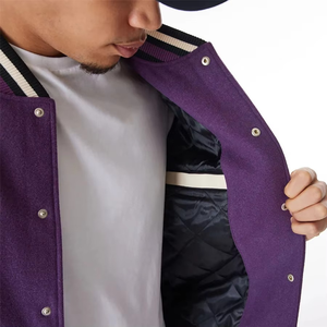 Chaqueta Varsity Morada y Crema de Alta Calidad, Chaqueta Bomber Premium con Mangas en Contraste, Ropa Casual de Calle - Product Image 4