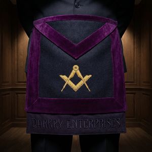Delantal Masónico Personalizado con Bordado de Lingotes de Oro, Borde de Terciopelo Morado, Escuadra y Compás, Hecho a Mano, Suministro de Regalia para Logia - Product Image 1