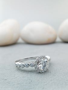 แหวนหมั้นเพชรโมอิสซาไนต์ทรงโซลิแทร์ เพชรเจียระไนทรงบริลเลียนท์ ผลิตในห้องปฏิบัติการ สีขาว D ชุบทองคำขาว พร้อมใบรับรอง - Product Image 3