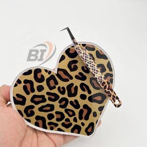 Pince à épiler en acier durable Tiger Print testée à la main pour une forte adhérence avec des carreaux de cils en acrylique - Product Image 1