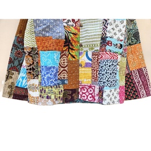 Vente en gros de veste indienne matelassée en coton multi-patchwork faite à la main Jaipuri Vintage en coton Kantha réversible sans manches en coton - Product Image 5