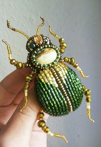Broche Exclusivo Premium con Bordado y Pedrería, Hecho a Mano con Diseño Artístico, para Marcas de Moda Internacionales y Minoristas de Boutiques - Product Image 4
