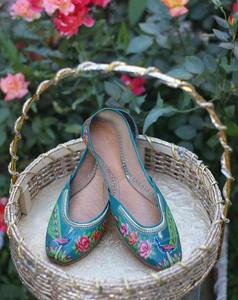 Khussa para Mujer, Multicolor, Bordado a Mano, Khussa Pakistaní Tradicional, Zapatos Jutti para Dama, Ligeros, Hechos a Mano, Venta al Por Mayor - Product Image 1