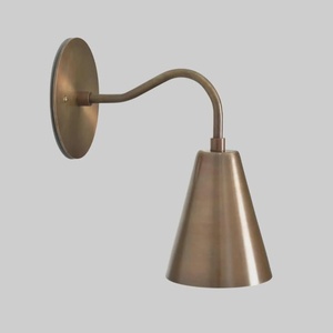 Applique murale moderne en laiton, forme de cône géométrique, design minimaliste, luminaire décoratif d'intérieur pour chambre à coucher - Product Image 1