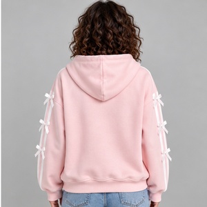 เสื้อฮู้ดผู้หญิงสีชมพู แต่งโบว์ริบบิ้นที่แขนเสื้อ พิมพ์ลายตัวอักษรตามสั่ง ทรงหลวม ซิปยาวเต็มตัว สไตล์น่ารัก - Product Image 2