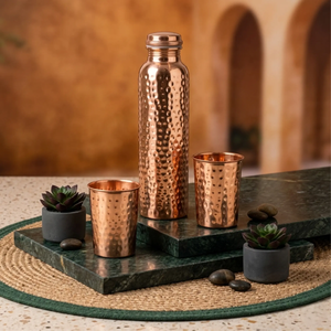Bouteille d'eau en cuivre avec logo personnalisé et 2 verres en cuivre, ensemble cadeau promotionnel pour les événements de marque et les cadeaux d'affaires - Product Image 1