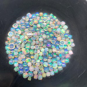Venta al por mayor de ópalos naturales etíopes, cabujones de corte cojín, gemas sueltas de 4-8mm con juego de color/efecto fuego para fabricación de joyas - Product Image 3