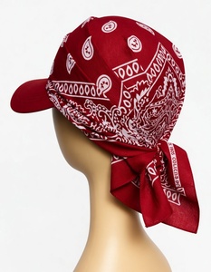 Gorra roja con estampado de Paisley blanco, estilo urbano unisex, informal. - Product Image 6