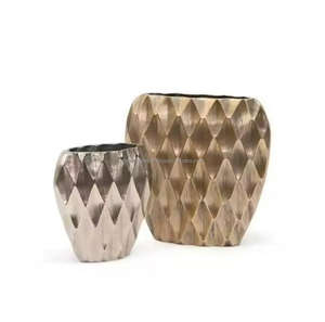 Jarrón Decorativo de Mesa de Aluminio Dorado Moderno de Sage Brook Home, Arte Abstracto Novedoso, Ecológico, Regalo de Boda - Product Image 6