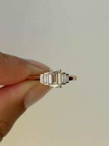 Bagues de fiançailles en diamant de laboratoire taille émeraude 2,50 carats, or massif 14K 18K, avec accents baguette, style Art Déco, vente en gros, prix d'usine - Product Image 4