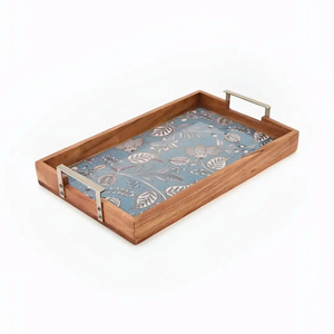 Plateau de service rectangulaire en bois avec motif de carreaux méditerranéens pour la décoration de table - Product Image 1