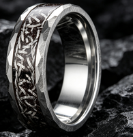 Bague en carbure de tungstène argenté avec incrustation de météorite, bord martelé et facetté, pour homme, alliance de mariage, ajustement confortable, bijou de fiançailles et de promesse