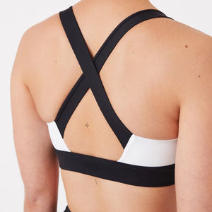 เสื้อชั้นในกีฬาสำหรับผู้หญิง OEM/ODM สกรีนโลโก้ได้ สีขาวดำ ระบายอากาศดี สายไขว้หลัง ยืดหยุ่นสูง เหมาะสำหรับโยคะ พร้อมฟองน้ำเสริมแบบถอดได้ - Product Image 2