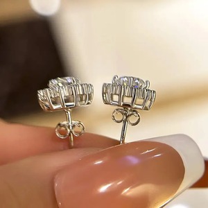 Boucles d'oreilles clous flocon de neige en moissanite 925 en argent sterling plaqué or blanc, 1,0 carat, couleur D, clarté VVS, tendance pour femme - Product Image 5