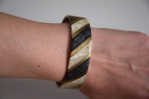 Brazalete de resina acrílica de calidad premium, joyería elegante para niñas y mujeres a los precios más bajos. - Product Image 4