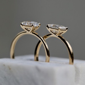 แหวนเพชรทรงเหลี่ยมมรกต 1 กะรัต ดีไซน์หรูหรา ทองคำขาว 14K แบบ 4 กรงเล็บ วงแหวนหนา 1.6 มม. ได้รับการรับรองจาก GRA สไตล์โมเดิร์น มินิมอล - Product Image 3