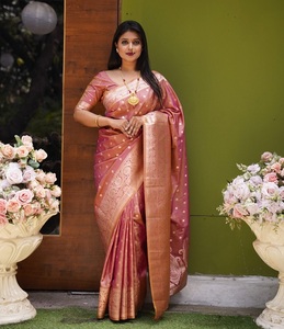 Sari en soie Banarasi traditionnel indien avec broderie Zari pour les occasions de mariage et les événements festifs, tenue pour femmes - Product Image 1