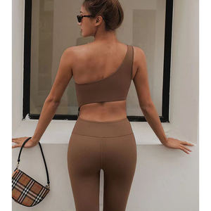 Ensemble de yoga 2 pièces pour femme, haut court asymétrique à une épaule marron, leggings taille haute, sans couture, couleur unie, longueur intégrale - Product Image 1