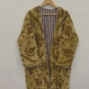 Kimono long en velours brodé Suzani jaune moutarde fait main, style bohème, avec broderie florale grenade - Product Image 1