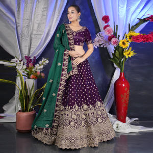 Lehenga Choli à texture mousse |   Motifs élaborés en fil d'or |   Bordure festonnée décorative |   Ensemble élégant de dupatta bicolore - Product Image 1