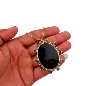 Collier en onyx noir naturel avec calcédoine bleue et chaîne plaquée or - Bijou délicat à maillons ajustables avec accents - Product Image 4