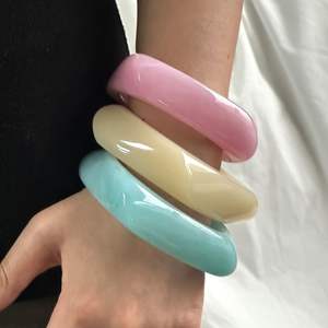 Brazalete de Resina Rojo Oscuro, Pulido y Liso, Joyería Redonda Hecha a Mano para Mujer, Accesorio para Uso Diario y Fiestas, Regalo, Proveedor Mayorista - Product Image 6