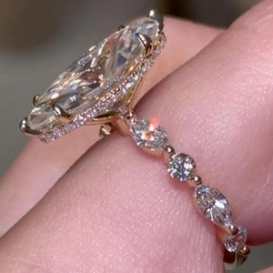 Bague de fiançailles en moissanite taille marquise 4 carats avec pierres latérales taille marquise et rondes, en or massif 14K, avec halo caché, style bulle marquise - Product Image 5