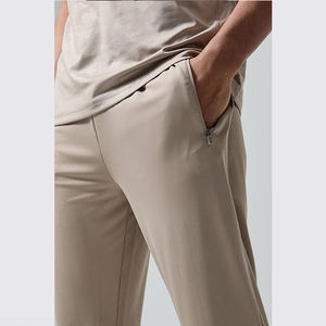 กางเกงจ็อกเกอร์ออกกำลังกายผู้ชายแบบขายส่ง สกรีนโลโก้ได้ตามต้องการ น้ำหนักเบา ผลิตจากโพลีเอสเตอร์ 100% ยืดหยุ่นได้ สวมใส่สบาย ทรงเข้ารูป มีกระเป๋าซิป - Product Image 4