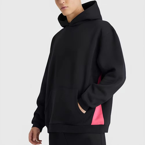 Ensemble survêtement molletonné homme personnalisé avec logo, coloris noir et rose, sweat à capuche et pantalon de jogging oversize, style streetwear - Product Image 3