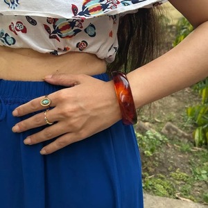 กำไลข้อมือเรซิ่นทำมือสุดหรู ประดับด้วยสีทองเมทัลลิก เคลือบเงาอย่างดี เครื่องประดับสำหรับผู้หญิง - Product Image 4